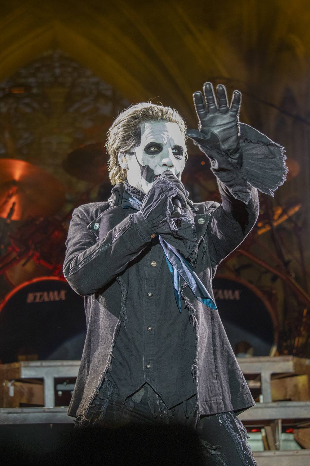 První den Basinfirefestu ovládli mocní Ghost. Zahráli také Catastrofy, Decapitated nebo Clawfinger