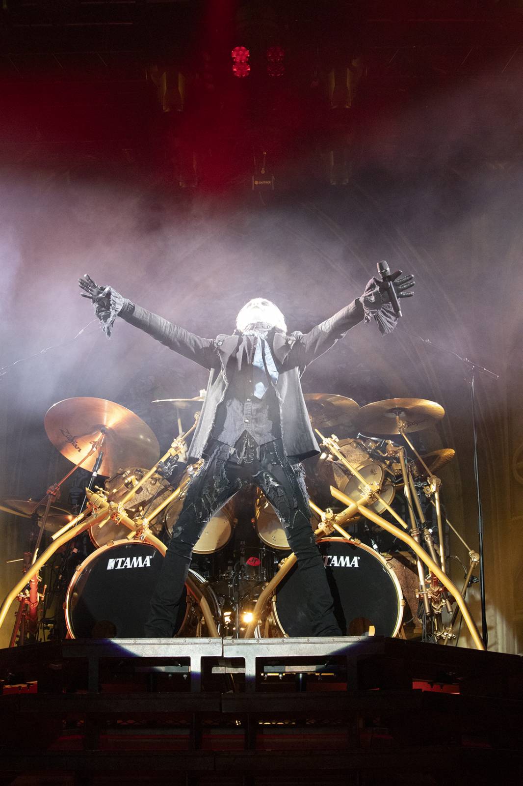 První den Basinfirefestu ovládli mocní Ghost. Zahráli také Catastrofy, Decapitated nebo Clawfinger