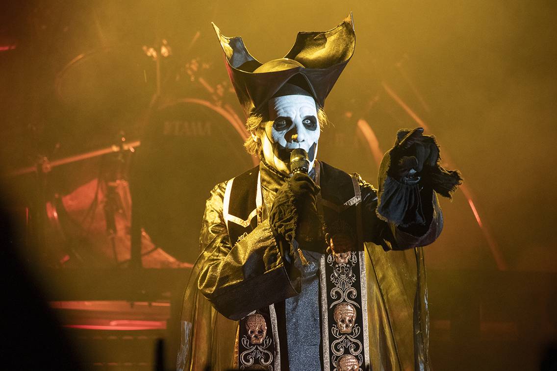 První den Basinfirefestu ovládli mocní Ghost. Zahráli také Catastrofy, Decapitated nebo Clawfinger