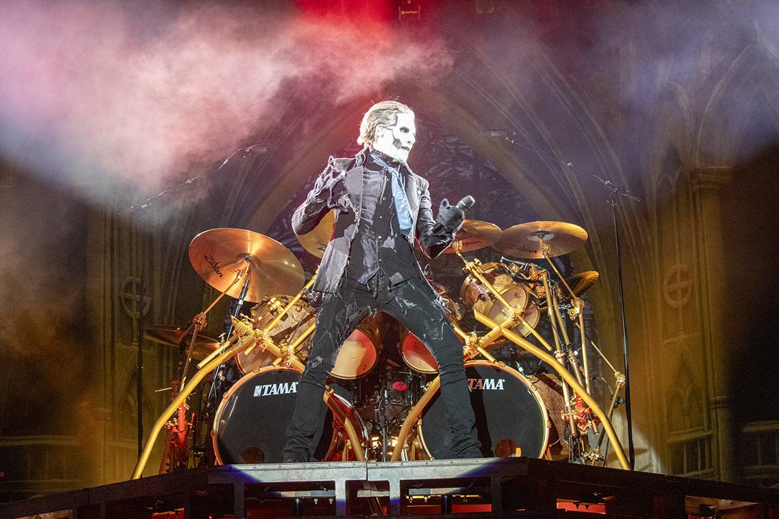 První den Basinfirefestu ovládli mocní Ghost. Zahráli také Catastrofy, Decapitated nebo Clawfinger