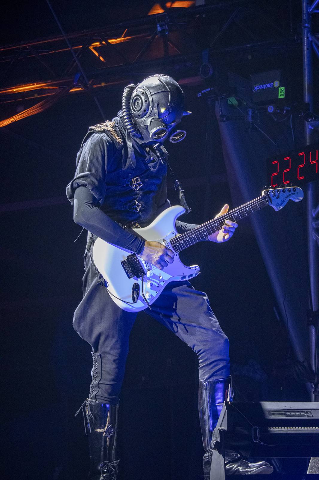 První den Basinfirefestu ovládli mocní Ghost. Zahráli také Catastrofy, Decapitated nebo Clawfinger