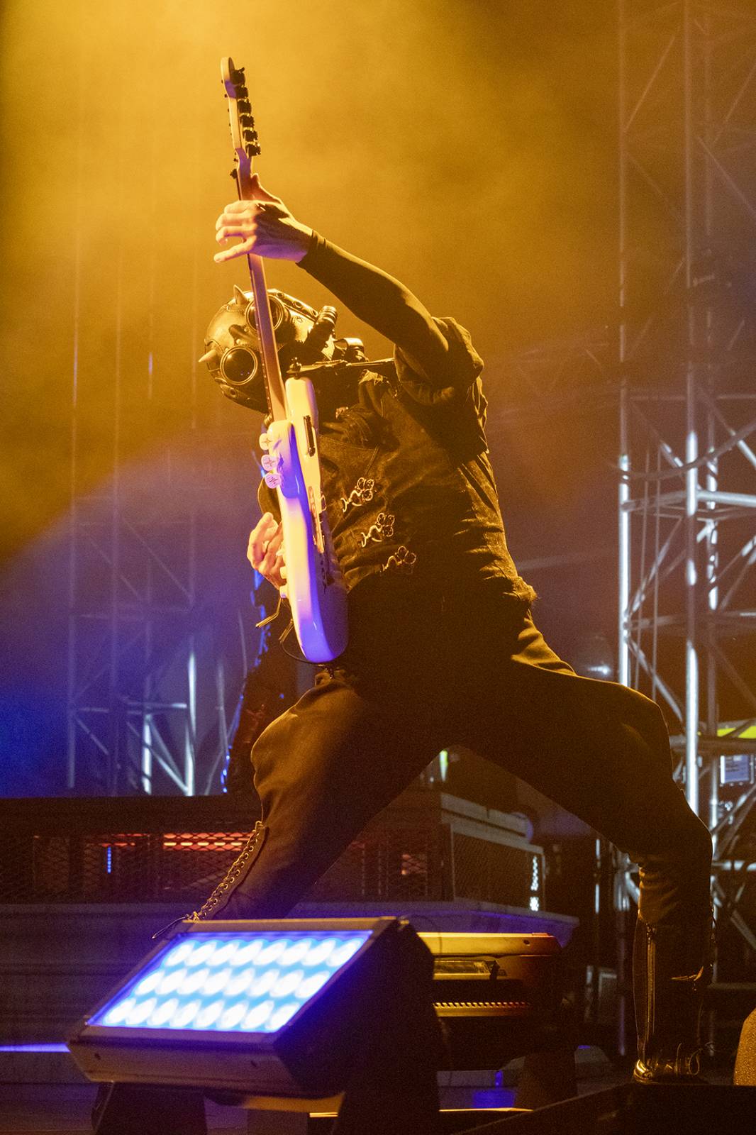 První den Basinfirefestu ovládli mocní Ghost. Zahráli také Catastrofy, Decapitated nebo Clawfinger