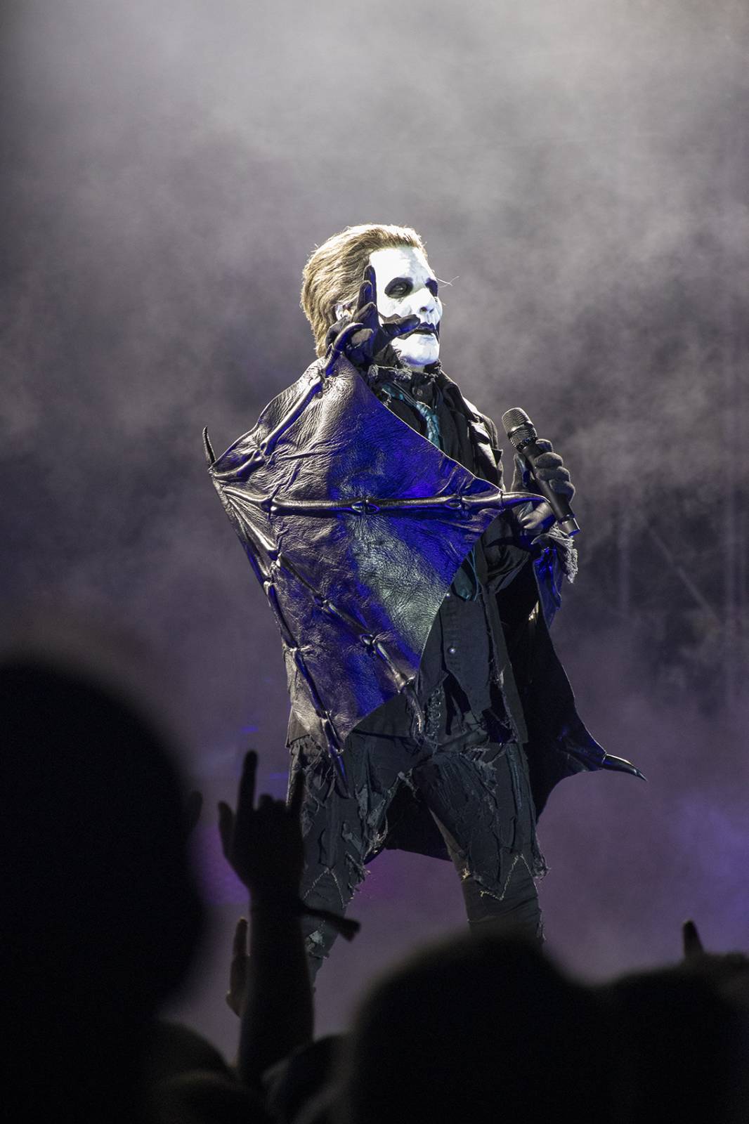 První den Basinfirefestu ovládli mocní Ghost. Zahráli také Catastrofy, Decapitated nebo Clawfinger