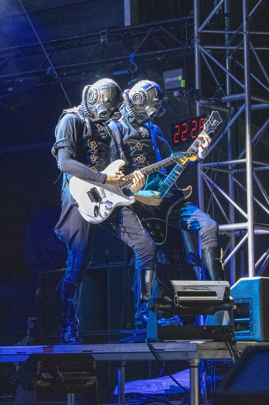 První den Basinfirefestu ovládli mocní Ghost. Zahráli také Catastrofy, Decapitated nebo Clawfinger