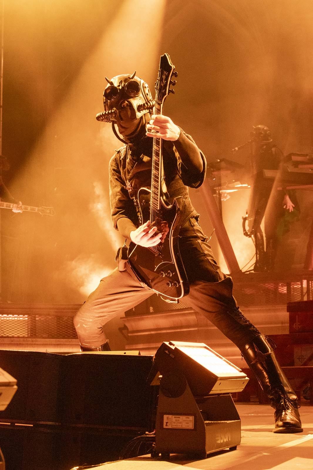 První den Basinfirefestu ovládli mocní Ghost. Zahráli také Catastrofy, Decapitated nebo Clawfinger