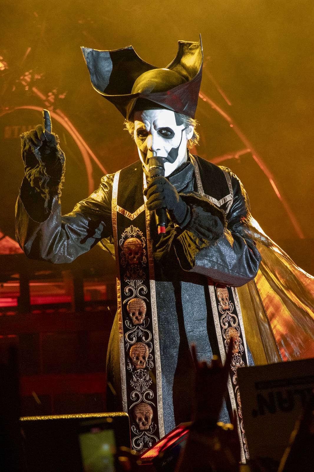 První den Basinfirefestu ovládli mocní Ghost. Zahráli také Catastrofy, Decapitated nebo Clawfinger