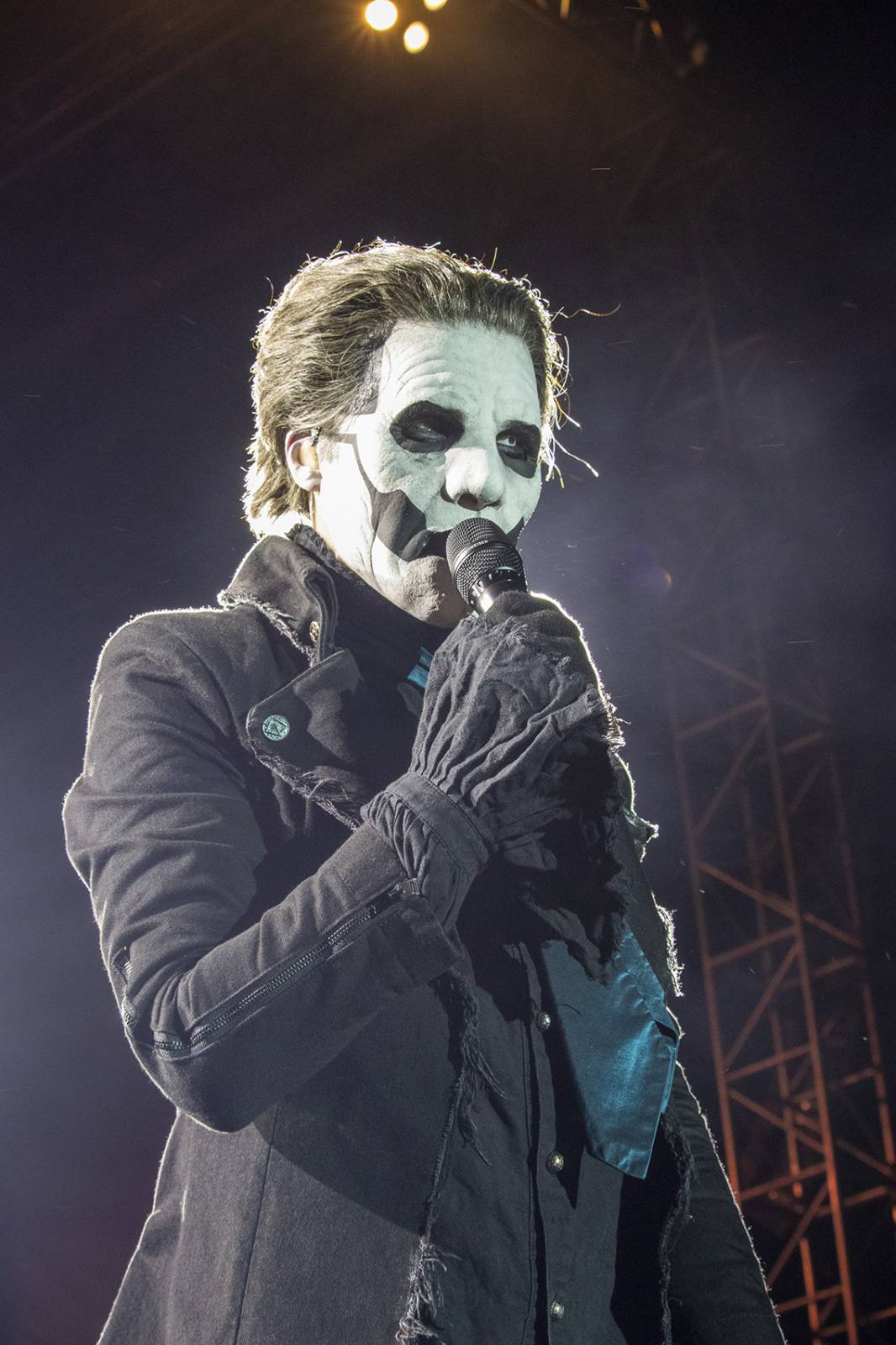 První den Basinfirefestu ovládli mocní Ghost. Zahráli také Catastrofy, Decapitated nebo Clawfinger