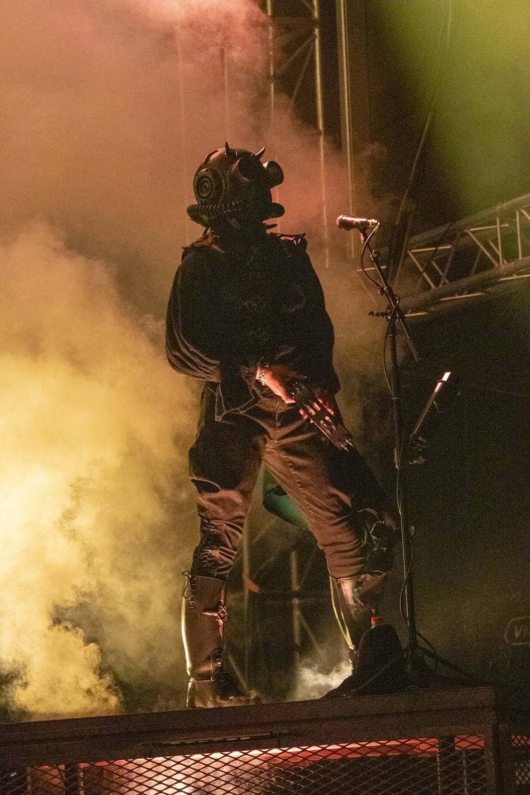 První den Basinfirefestu ovládli mocní Ghost. Zahráli také Catastrofy, Decapitated nebo Clawfinger