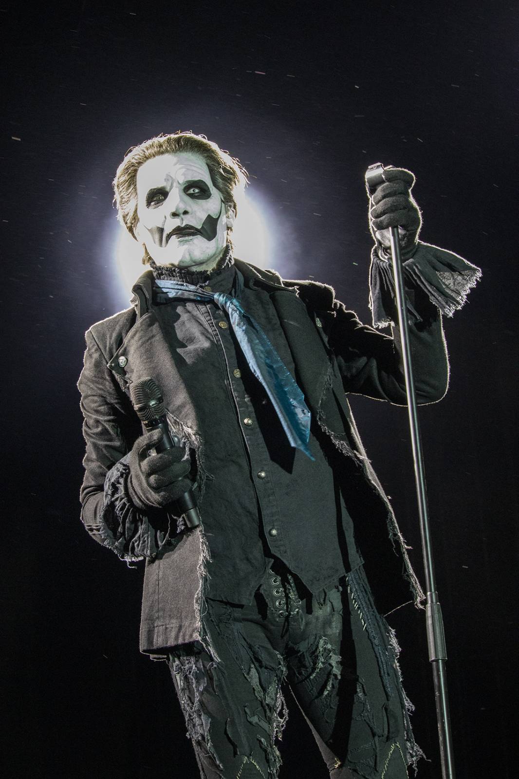 První den Basinfirefestu ovládli mocní Ghost. Zahráli také Catastrofy, Decapitated nebo Clawfinger