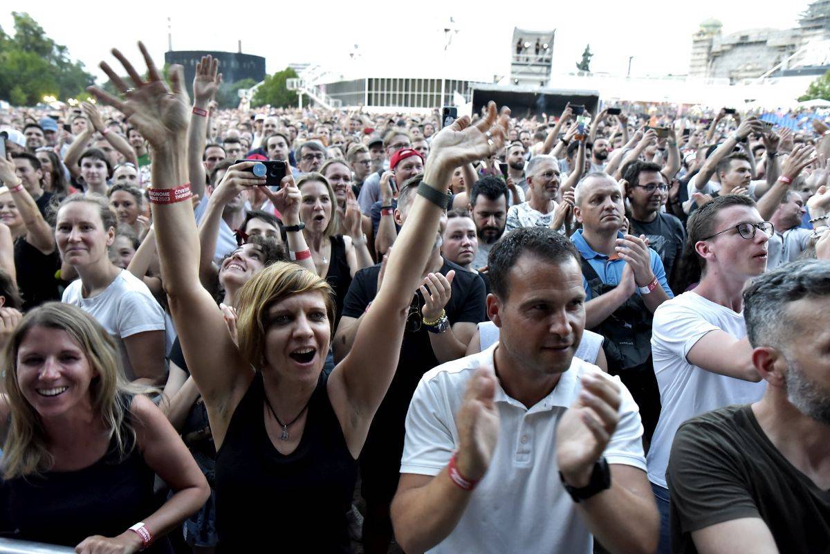 Hvězdou čtvrtečního Metronomu byli Jamiroquai. Jedinečnou show přivezli Midi Lidi s Davidem Žbirkou
