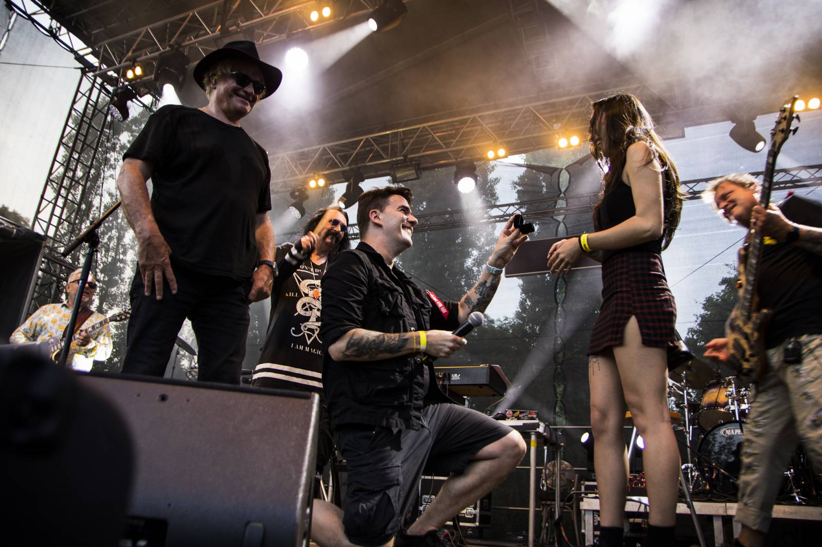 Nejen Pražákům bylo hej. Pražský výběr přehrál v Ledárnách své největší hity a DJ Roxtar se zasnoubil na pódiu