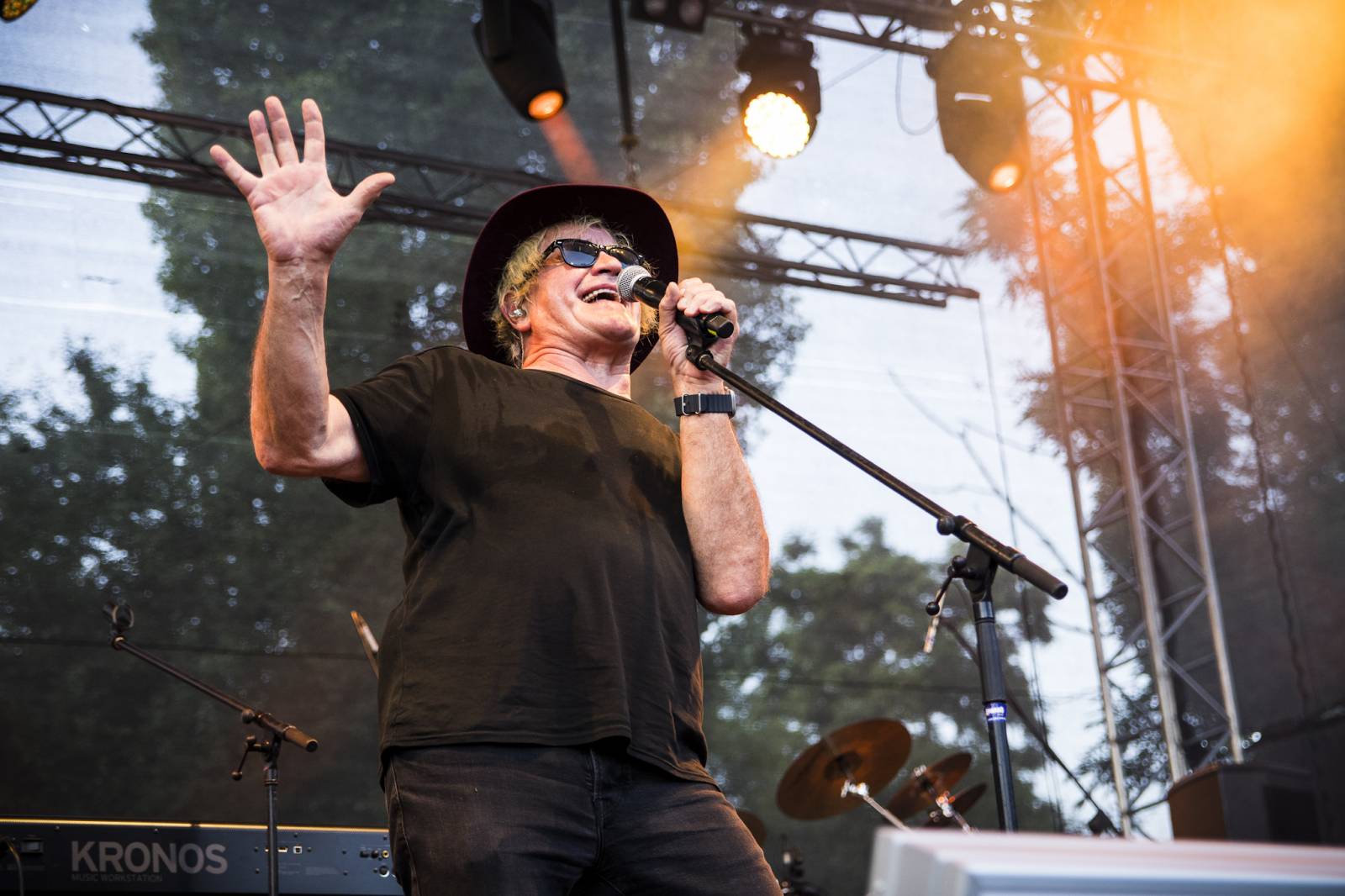 Nejen Pražákům bylo hej. Pražský výběr přehrál v Ledárnách své největší hity a DJ Roxtar se zasnoubil na pódiu