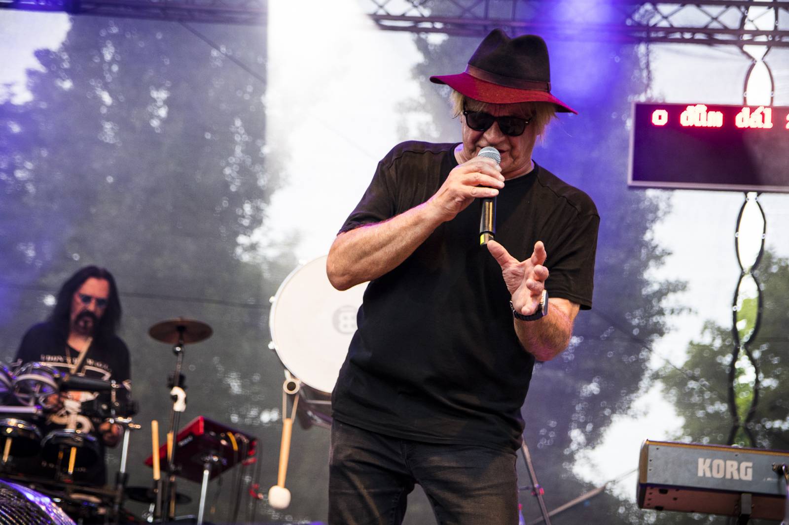 Nejen Pražákům bylo hej. Pražský výběr přehrál v Ledárnách své největší hity a DJ Roxtar se zasnoubil na pódiu