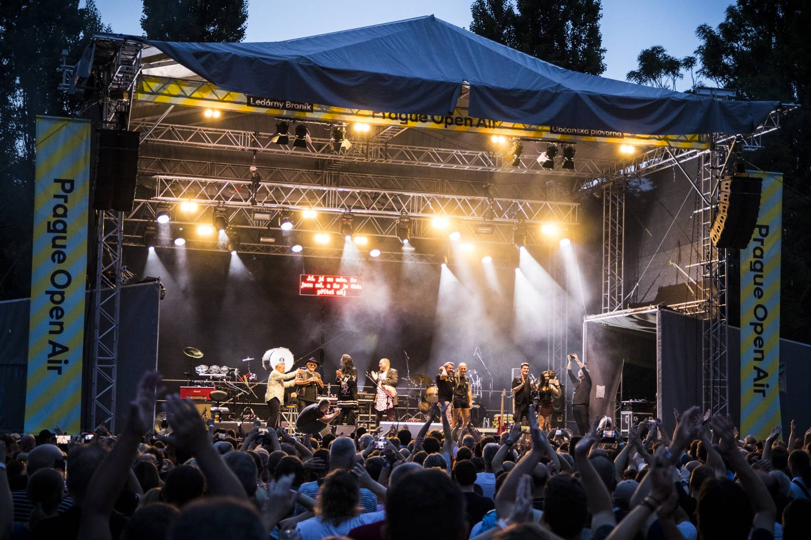 Nejen Pražákům bylo hej. Pražský výběr přehrál v Ledárnách své největší hity a DJ Roxtar se zasnoubil na pódiu