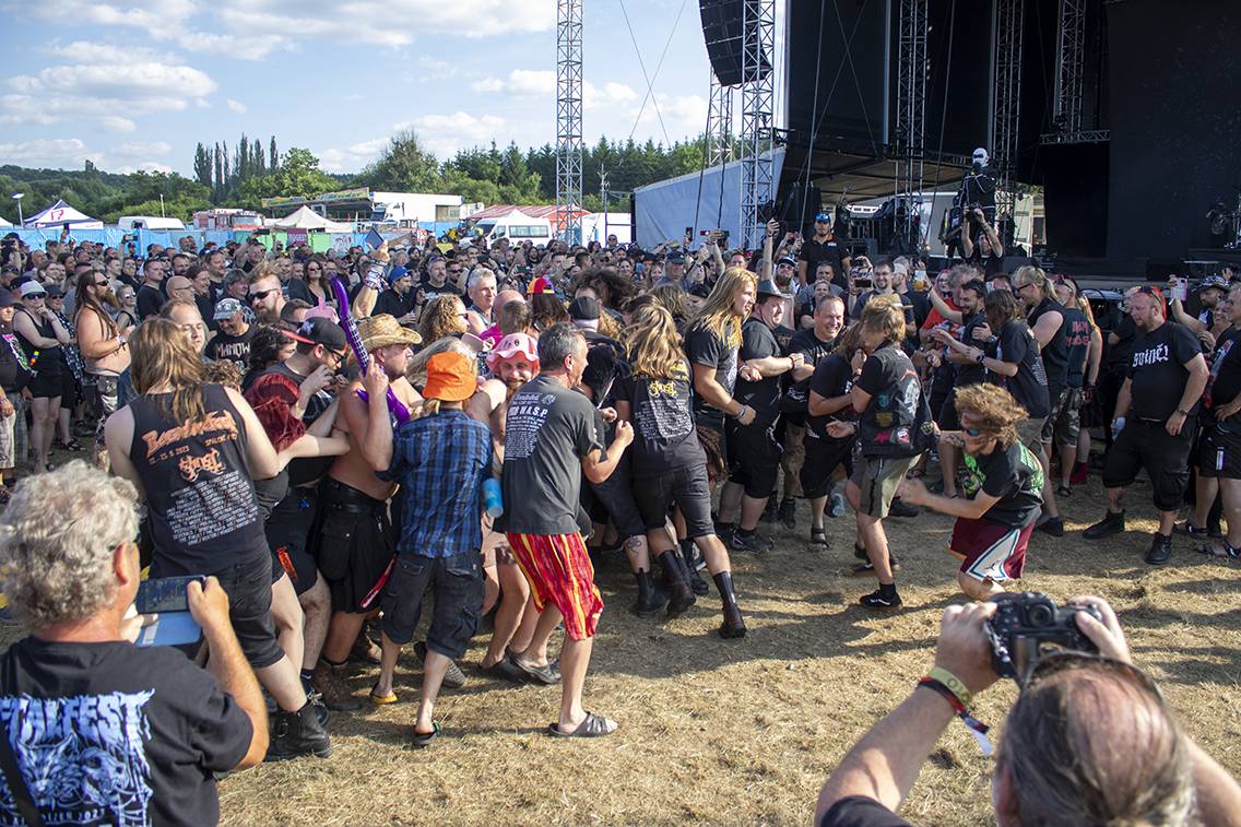 Třetí den Basinfirefestu patřil Ville Valovi, Airbourne nebo Hämatom