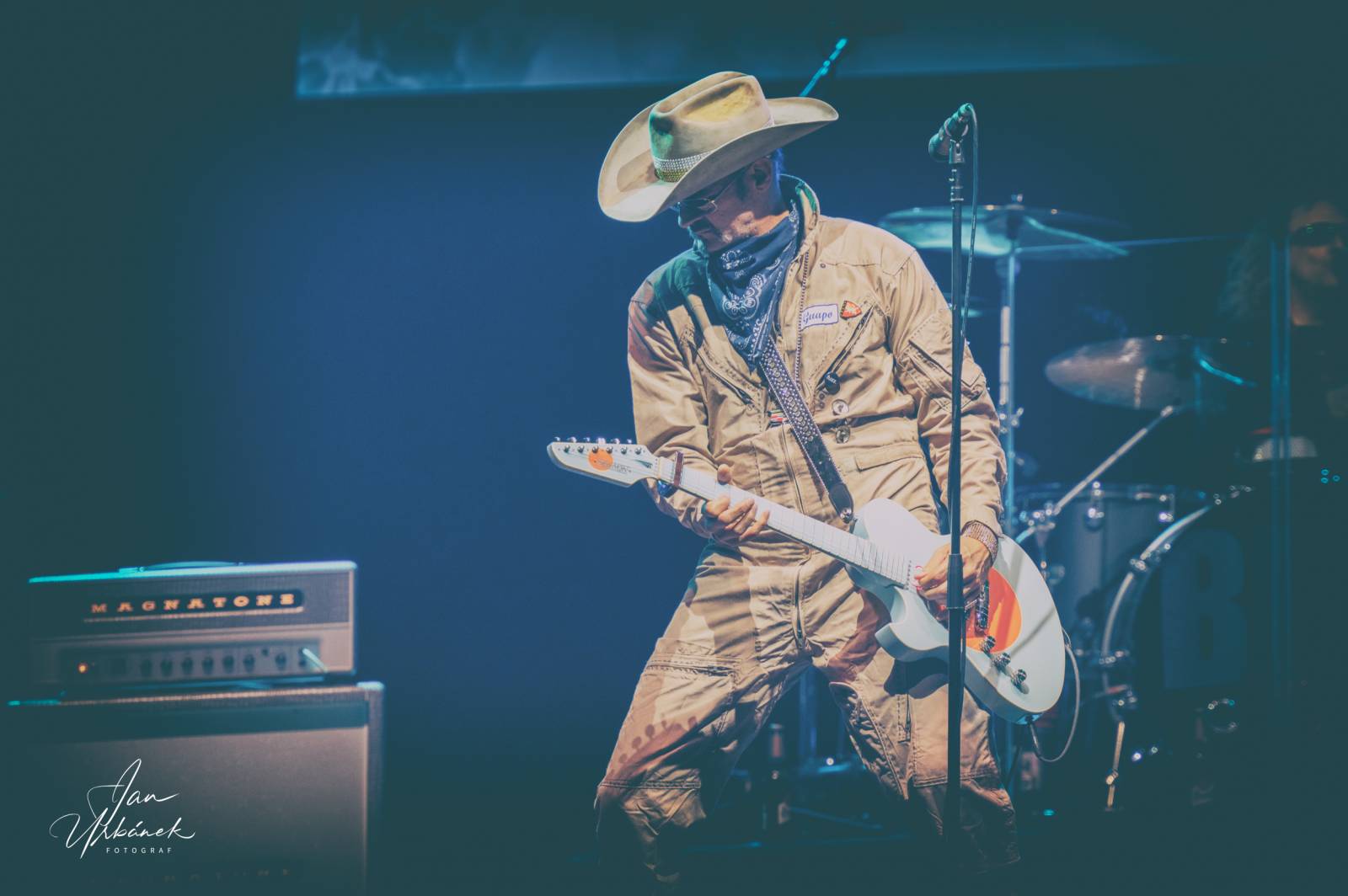 Poprvé bez ZZ Top. Billy F. Gibbons v Praze ukázal, proč se řadí ke kytarovým legendám