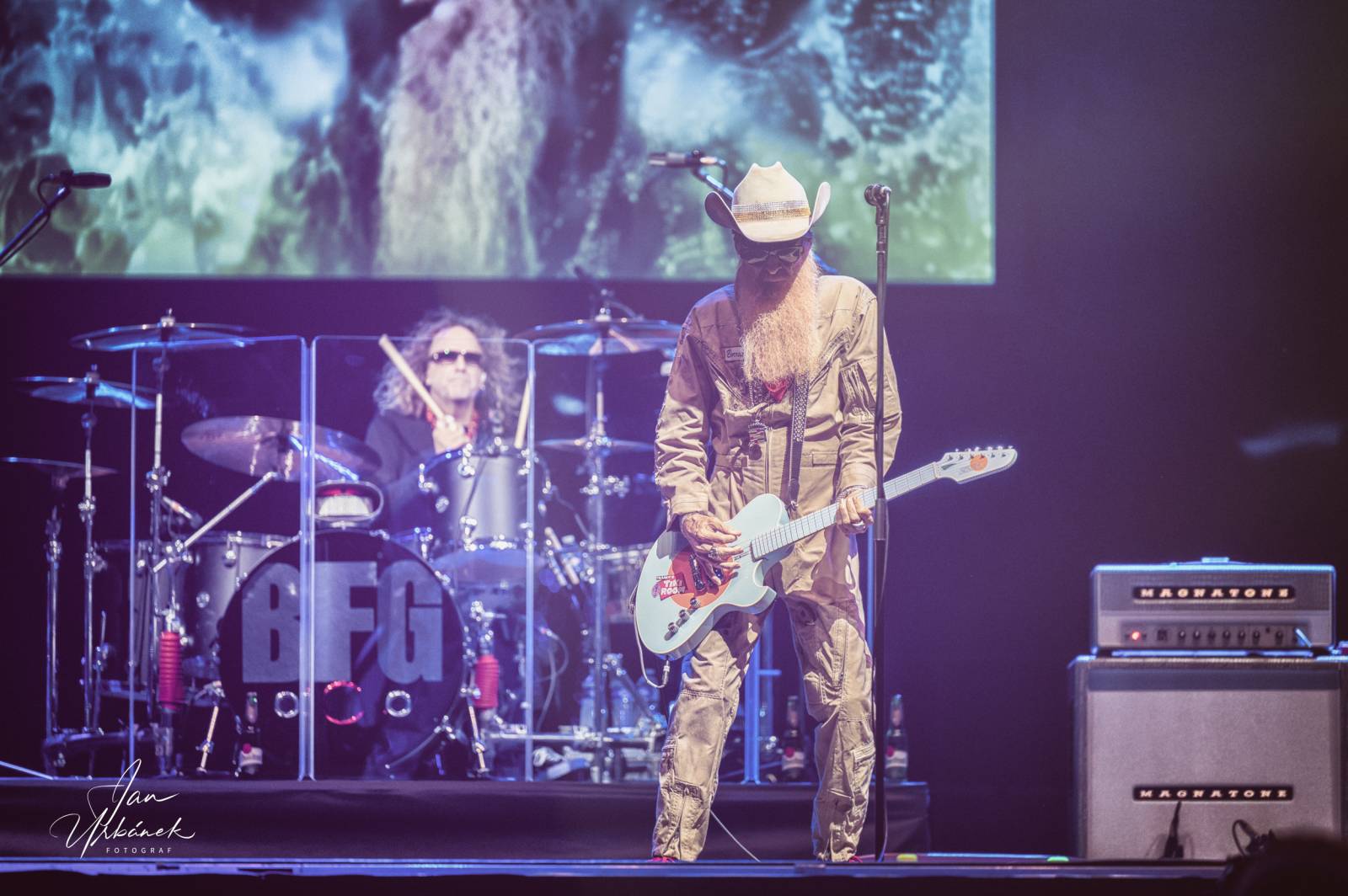Poprvé bez ZZ Top. Billy F. Gibbons v Praze ukázal, proč se řadí ke kytarovým legendám