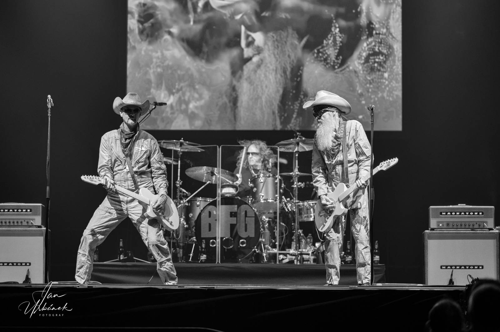 Poprvé bez ZZ Top. Billy F. Gibbons v Praze ukázal, proč se řadí ke kytarovým legendám