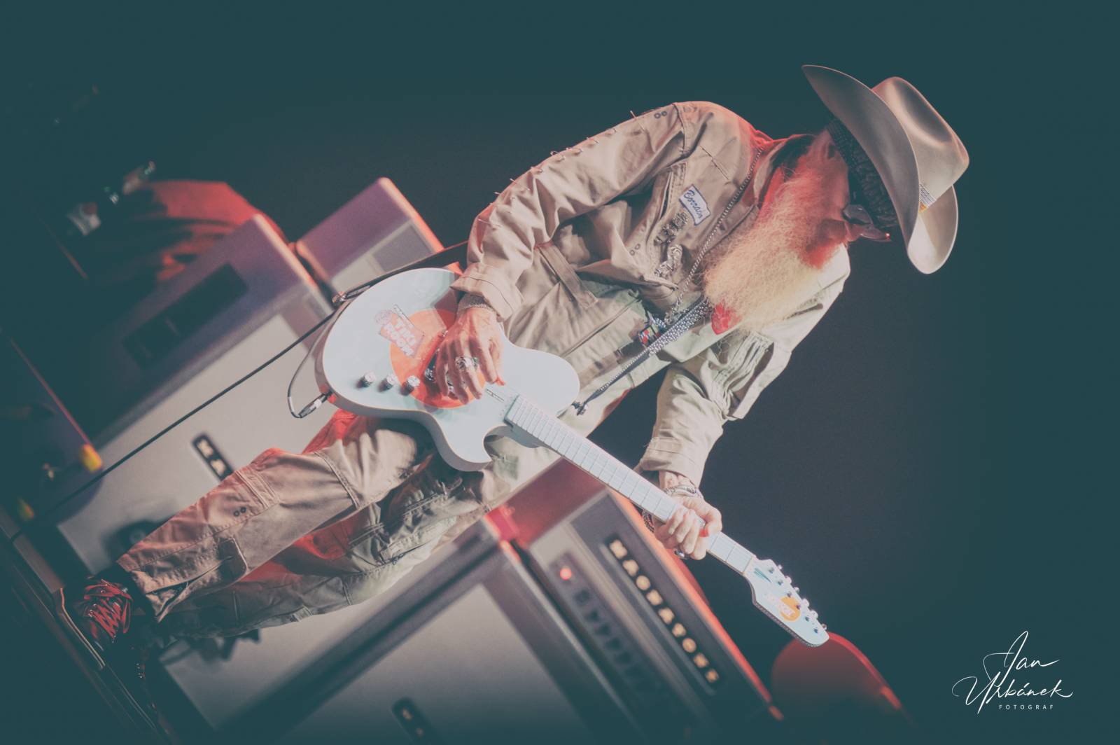 Poprvé bez ZZ Top. Billy F. Gibbons v Praze ukázal, proč se řadí ke kytarovým legendám