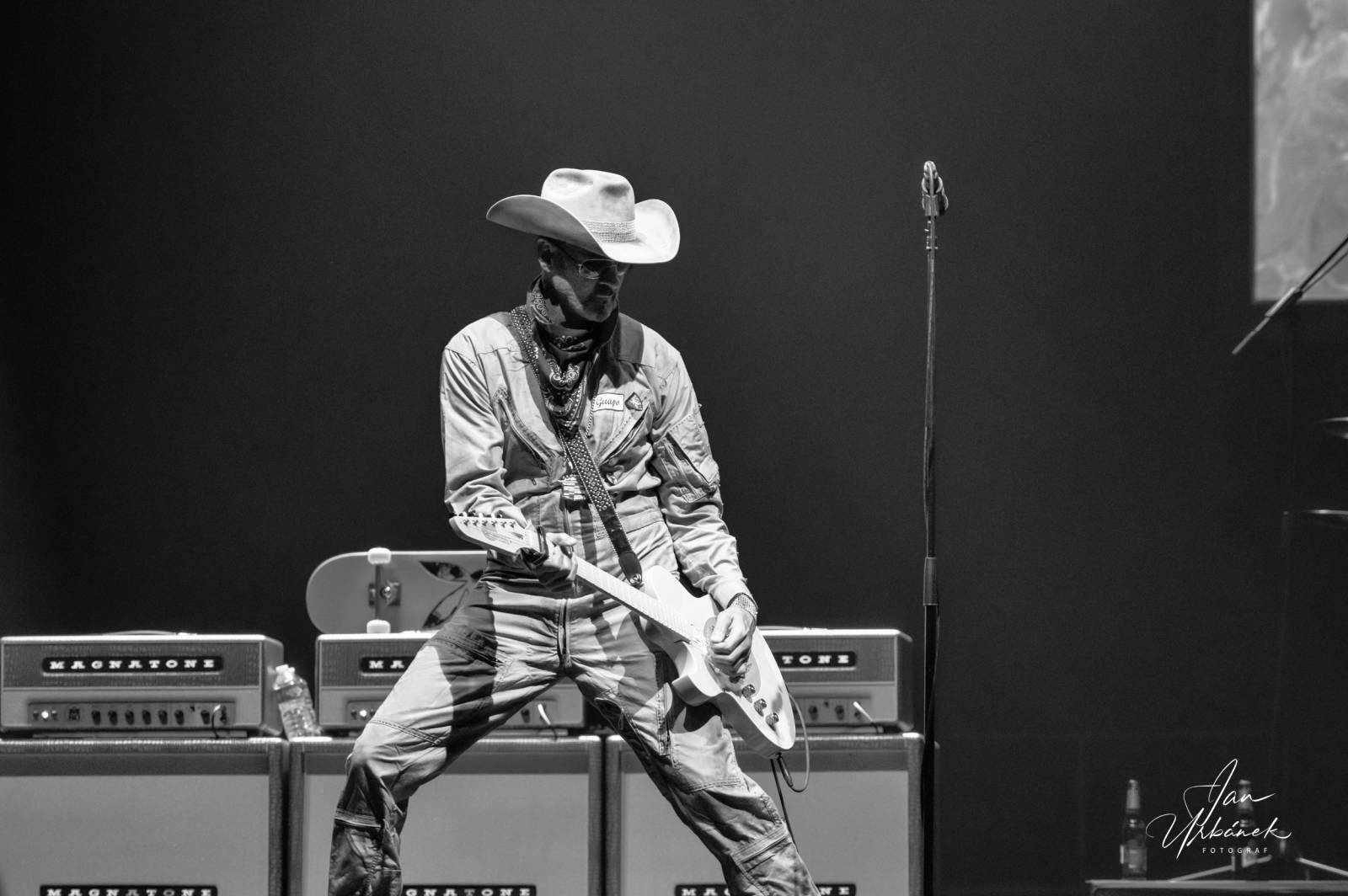 Poprvé bez ZZ Top. Billy F. Gibbons v Praze ukázal, proč se řadí ke kytarovým legendám