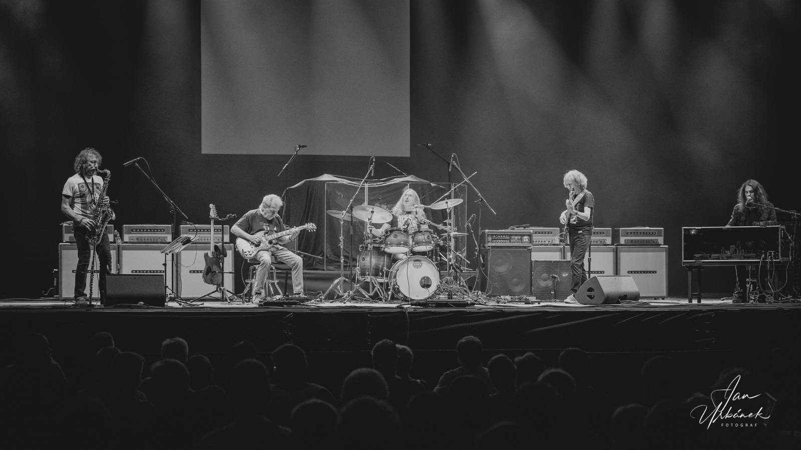 Poprvé bez ZZ Top. Billy F. Gibbons v Praze ukázal, proč se řadí ke kytarovým legendám