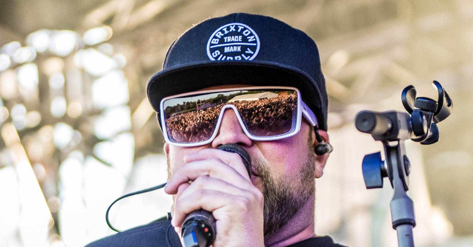 Divokej Bill obdržel na koncertě v Praze Zlatou desku za album Bazilišek