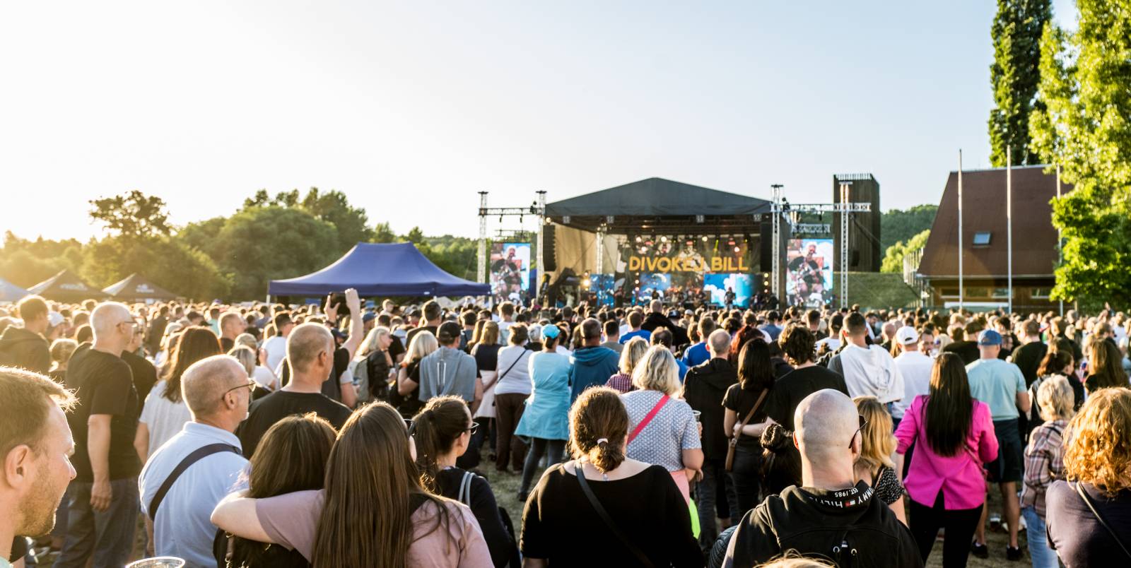 Divokej Bill obdržel na koncertě v Praze Zlatou desku za album Bazilišek