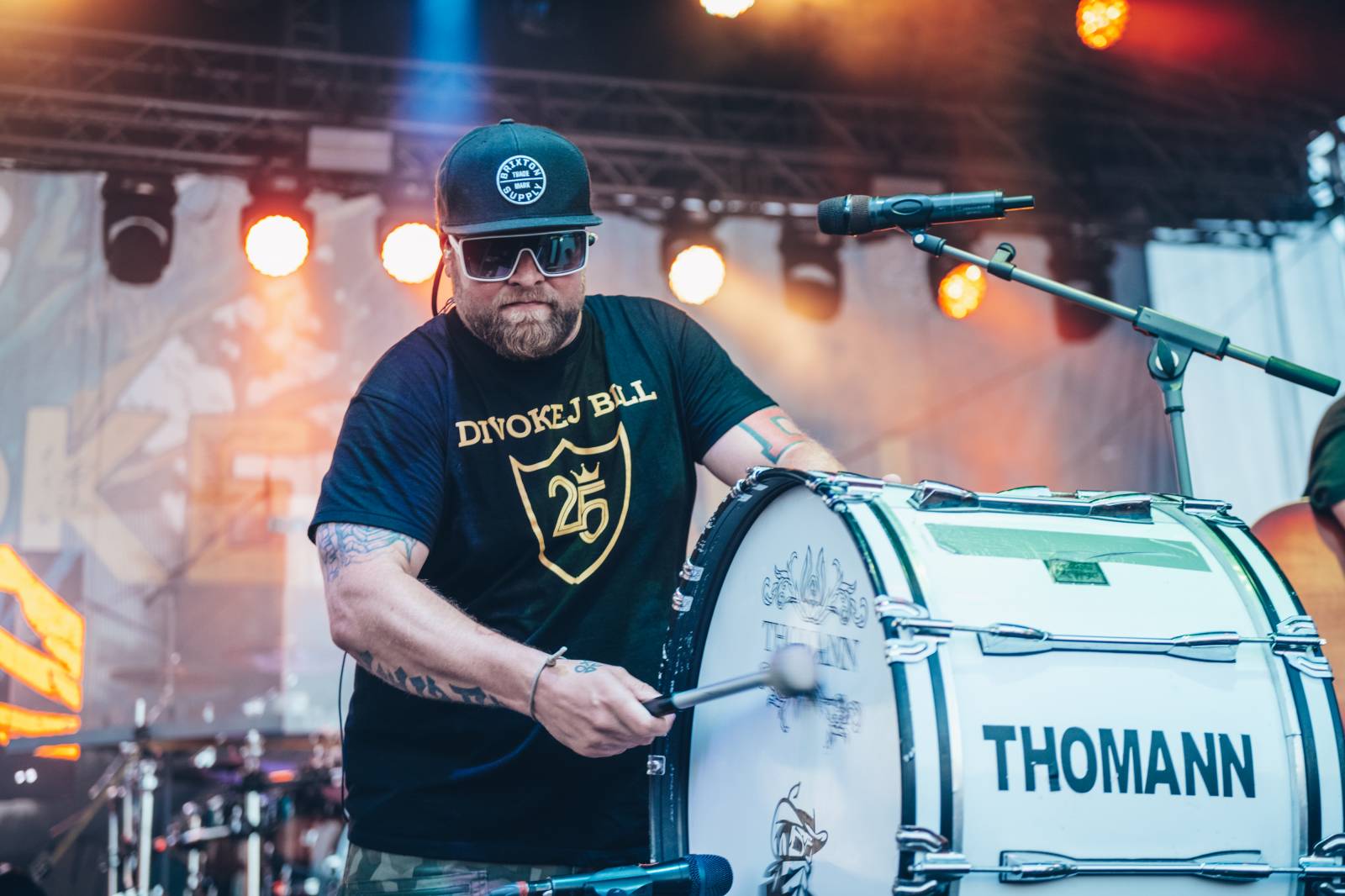 Divokej Bill obdržel na koncertě v Praze Zlatou desku za album Bazilišek