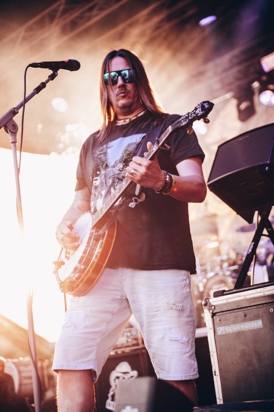 Divokej Bill obdržel na koncertě v Praze Zlatou desku za album Bazilišek