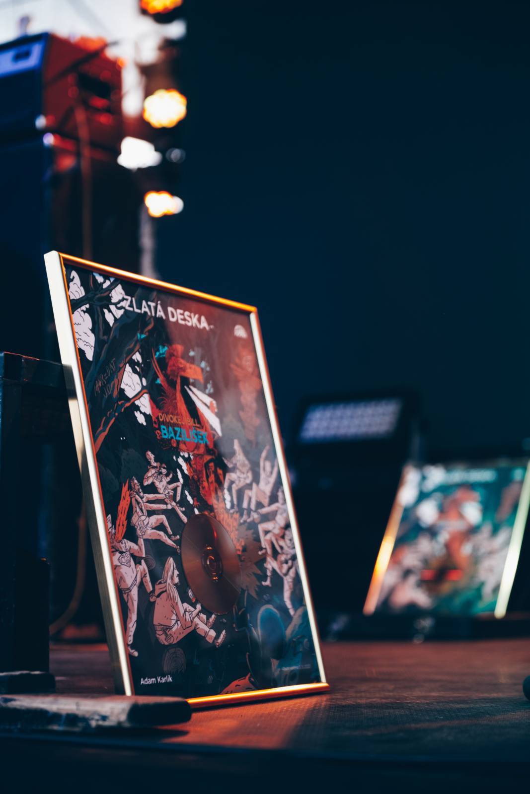 Divokej Bill obdržel na koncertě v Praze Zlatou desku za album Bazilišek