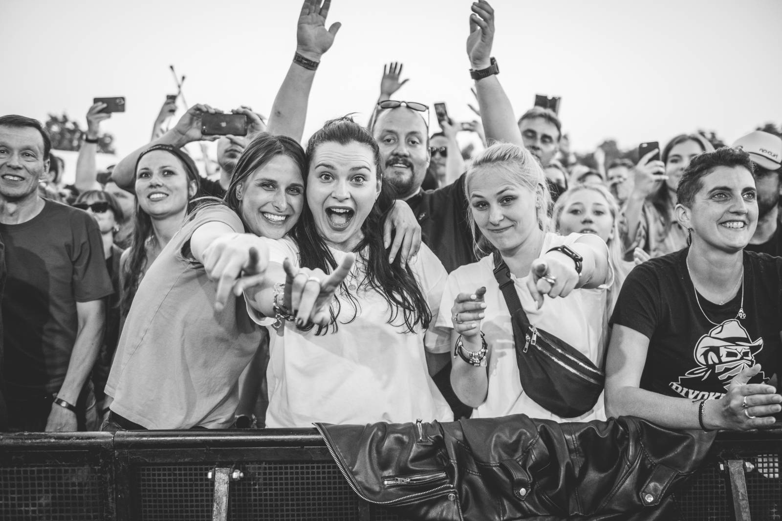 Divokej Bill obdržel na koncertě v Praze Zlatou desku za album Bazilišek