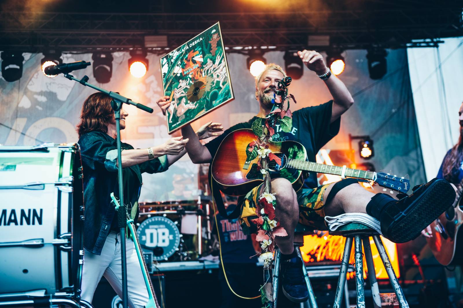 Divokej Bill obdržel na koncertě v Praze Zlatou desku za album Bazilišek