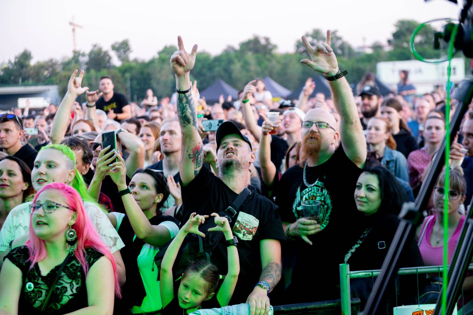 Divokej Bill obdržel na koncertě v Praze Zlatou desku za album Bazilišek