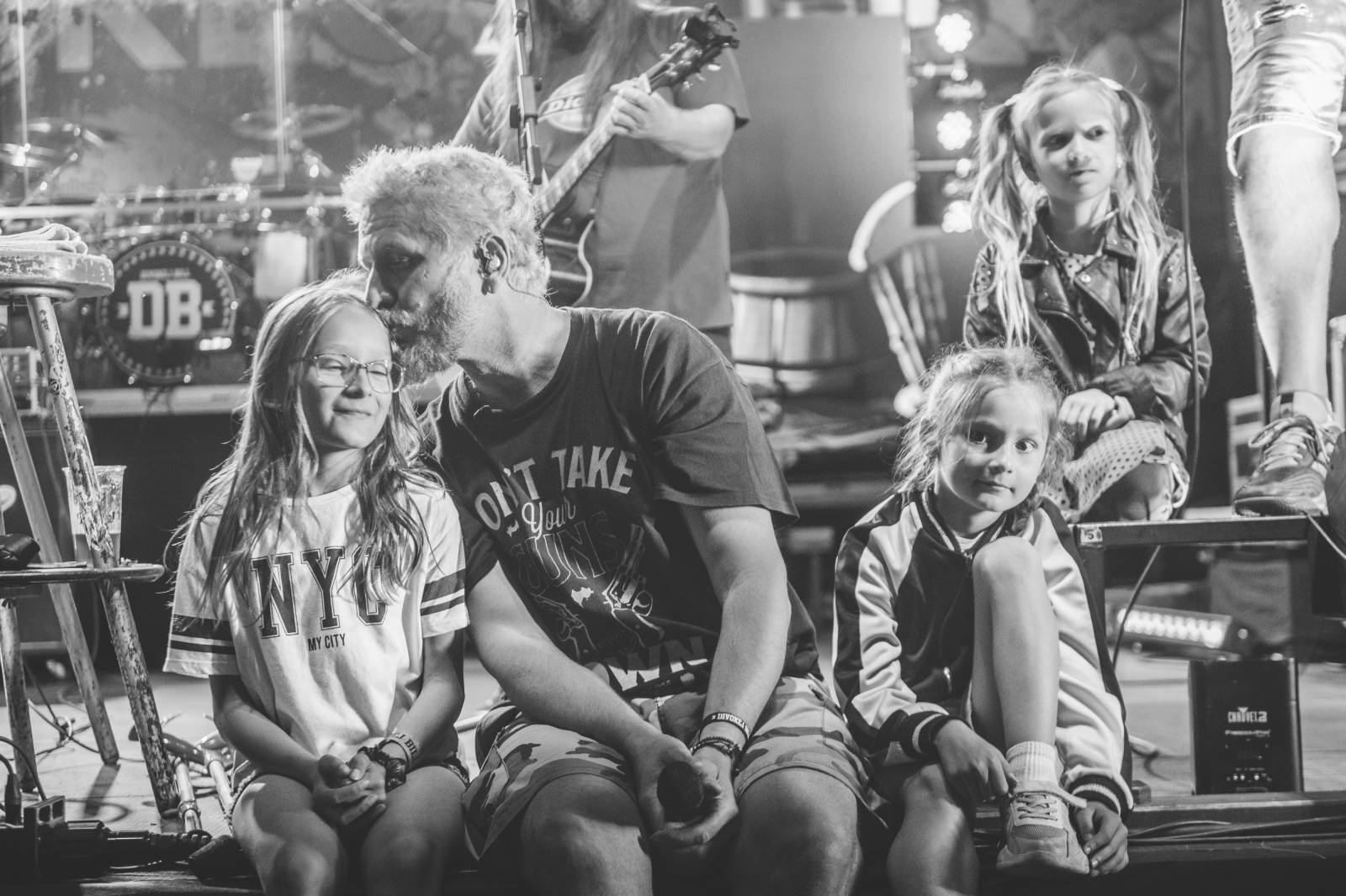 Divokej Bill obdržel na koncertě v Praze Zlatou desku za album Bazilišek