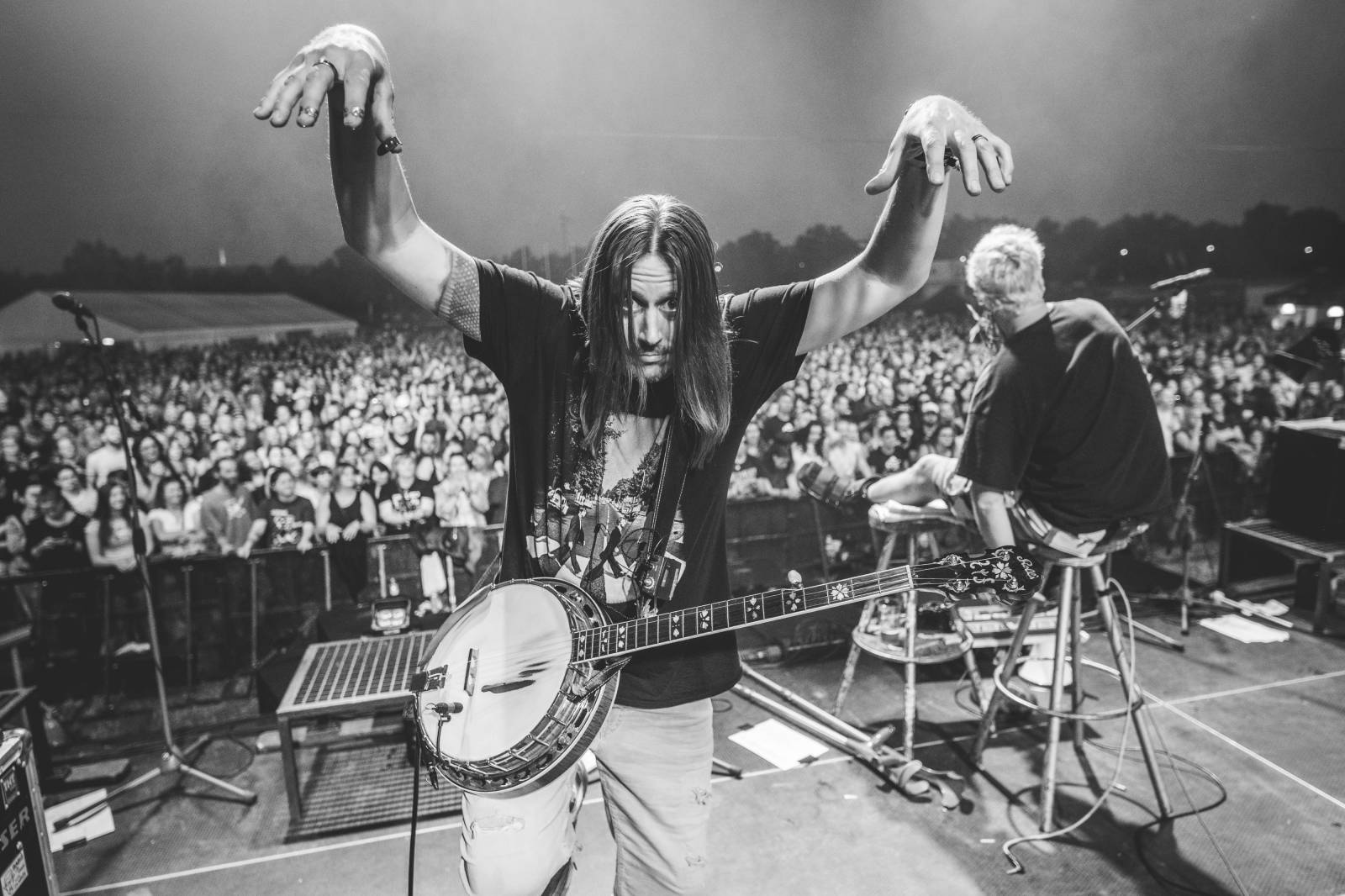 Divokej Bill obdržel na koncertě v Praze Zlatou desku za album Bazilišek