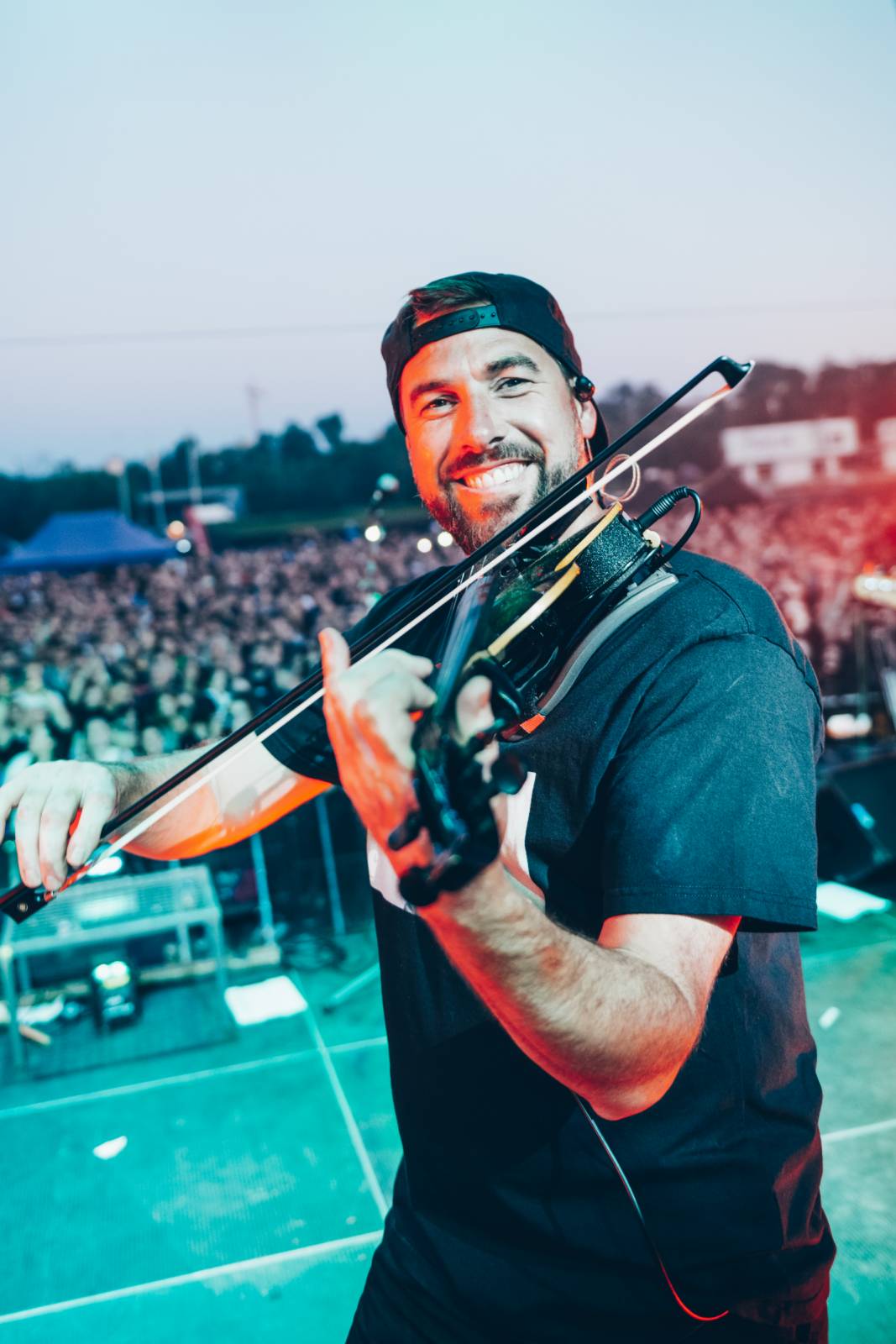 Divokej Bill obdržel na koncertě v Praze Zlatou desku za album Bazilišek