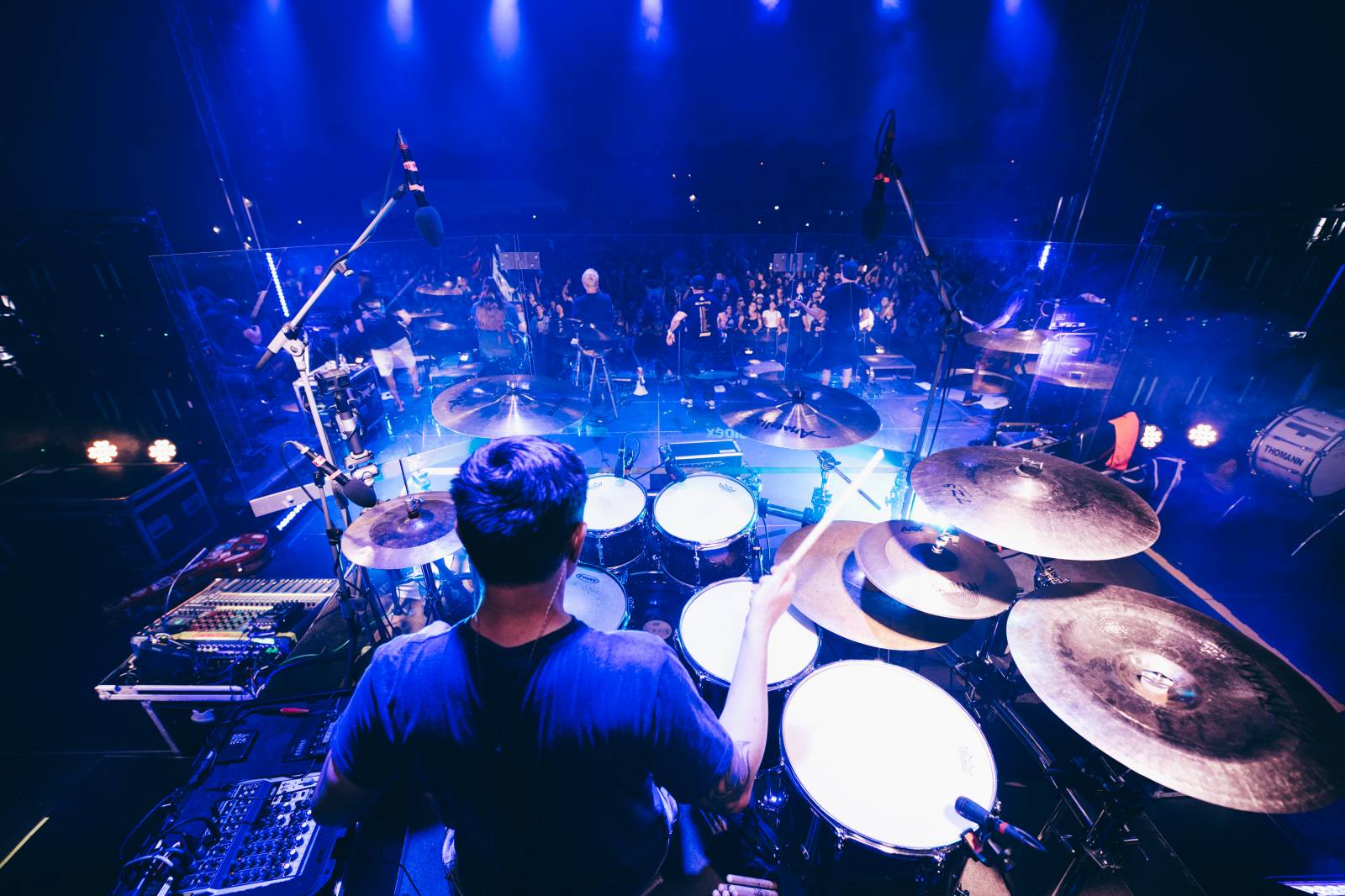 Divokej Bill obdržel na koncertě v Praze Zlatou desku za album Bazilišek