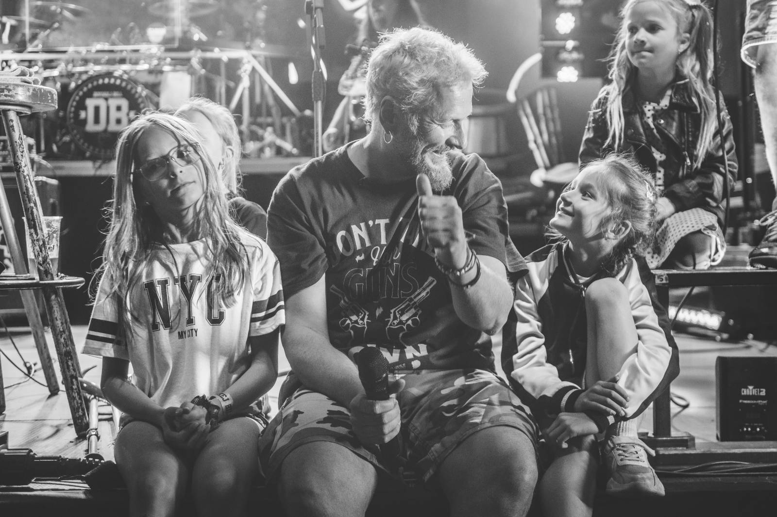 Divokej Bill obdržel na koncertě v Praze Zlatou desku za album Bazilišek