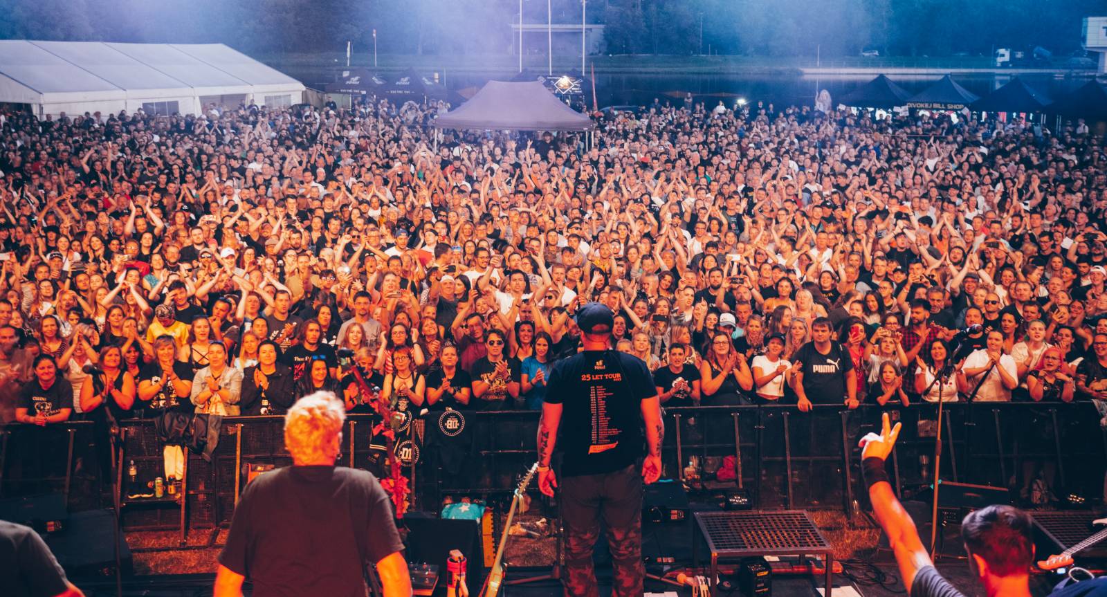 Divokej Bill obdržel na koncertě v Praze Zlatou desku za album Bazilišek