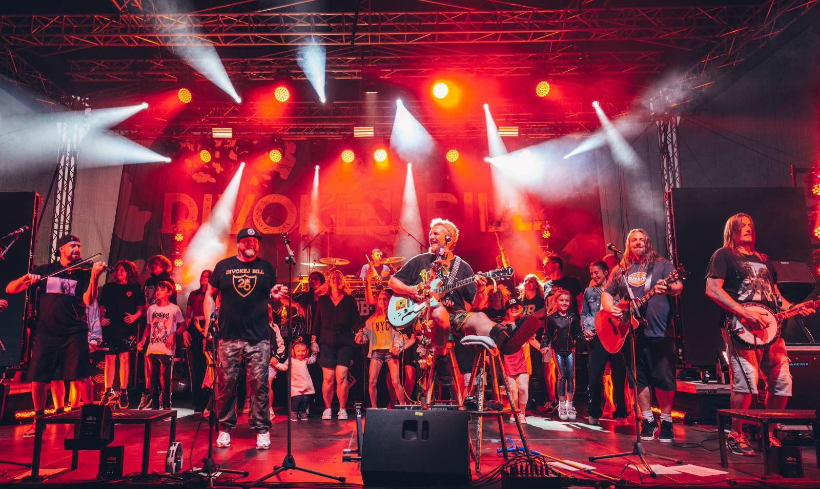 Divokej Bill obdržel na koncertě v Praze Zlatou desku za album Bazilišek