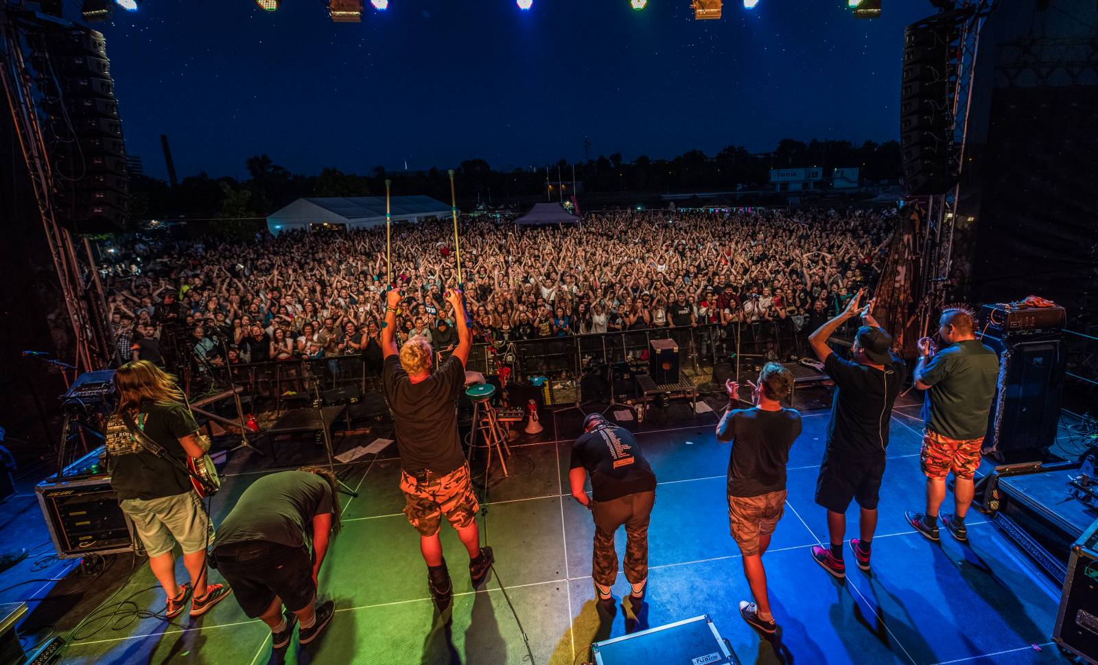 Divokej Bill obdržel na koncertě v Praze Zlatou desku za album Bazilišek