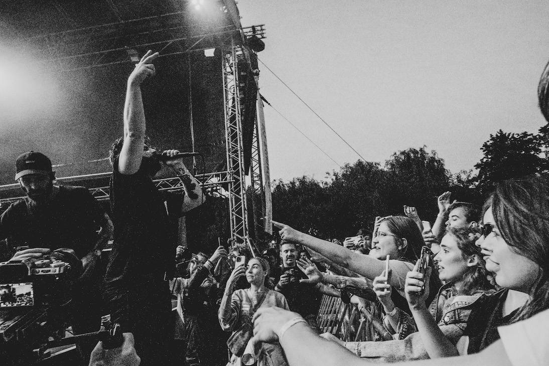 Foals vzali fanoušky na nezapomenutelnou indie jízdu, ve Žlutých lázních jim předskakovali Bert & Friends 