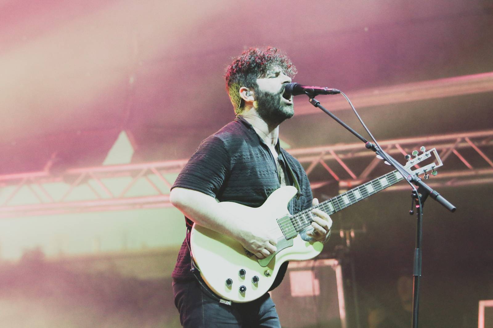 Foals vzali fanoušky na nezapomenutelnou indie jízdu, ve Žlutých lázních jim předskakovali Bert & Friends 