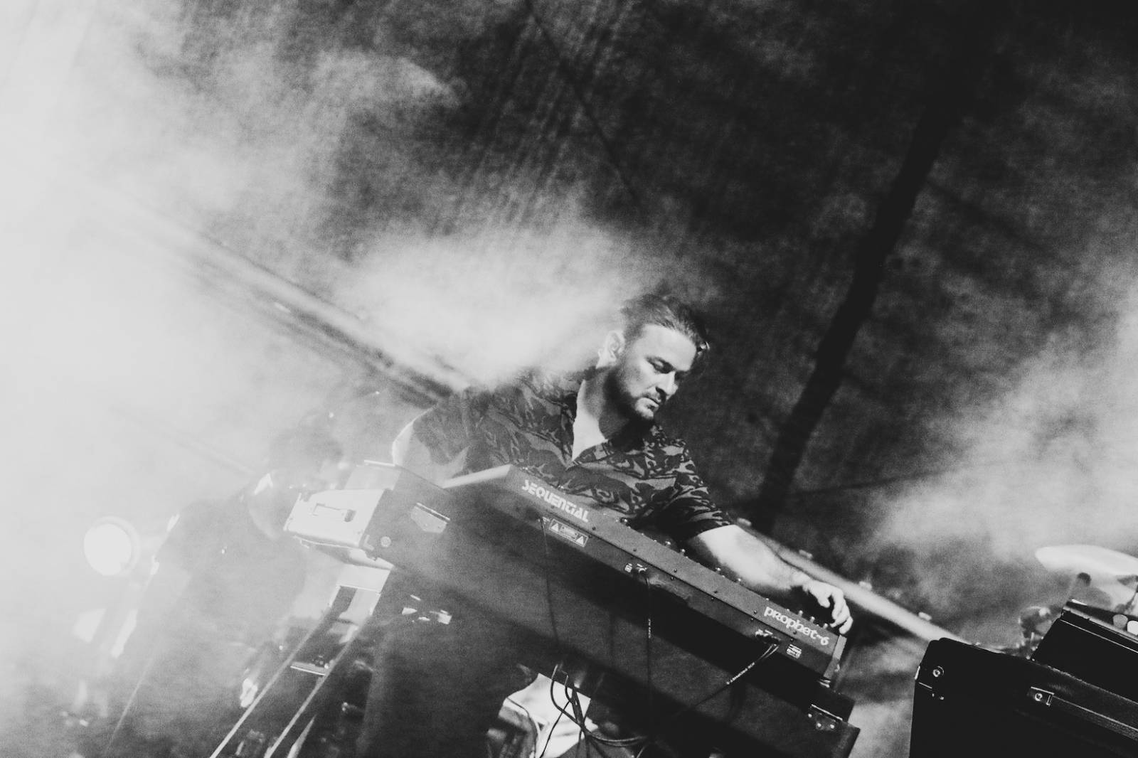 Foals vzali fanoušky na nezapomenutelnou indie jízdu, ve Žlutých lázních jim předskakovali Bert & Friends 