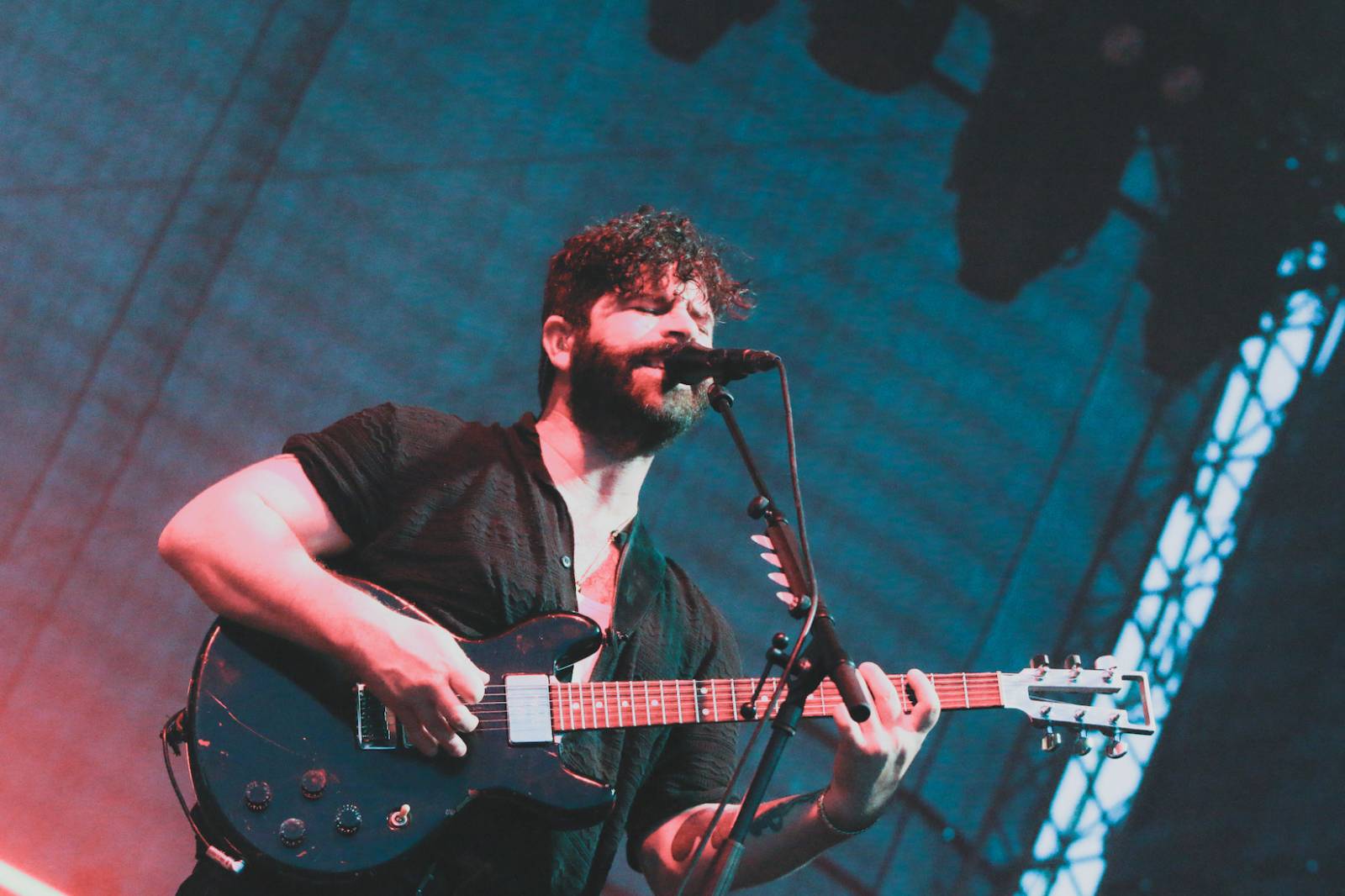 Foals vzali fanoušky na nezapomenutelnou indie jízdu, ve Žlutých lázních jim předskakovali Bert & Friends 