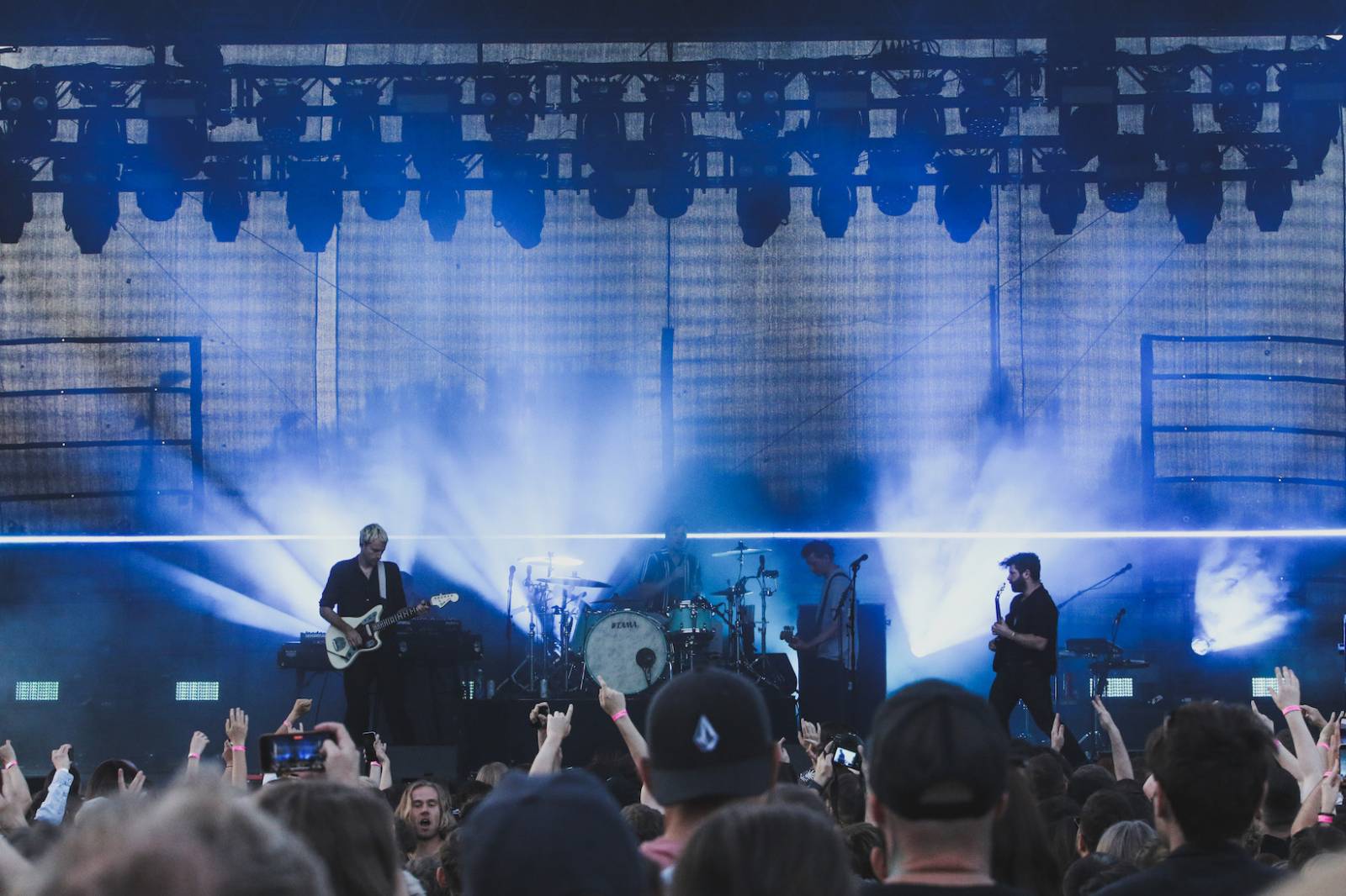 Foals vzali fanoušky na nezapomenutelnou indie jízdu, ve Žlutých lázních jim předskakovali Bert & Friends 