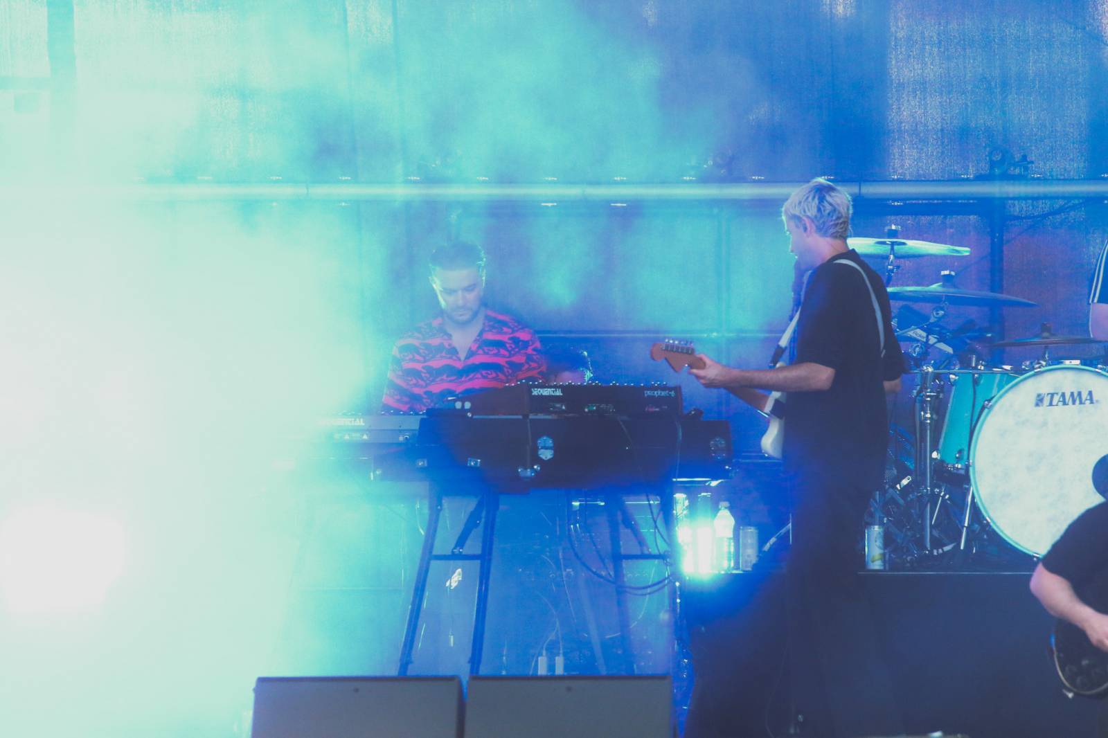 Foals vzali fanoušky na nezapomenutelnou indie jízdu, ve Žlutých lázních jim předskakovali Bert & Friends 