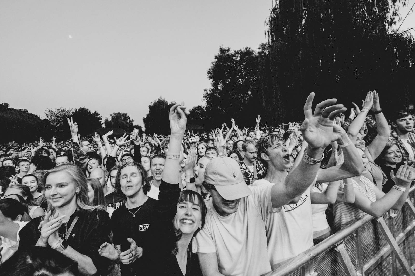 Foals vzali fanoušky na nezapomenutelnou indie jízdu, ve Žlutých lázních jim předskakovali Bert & Friends 