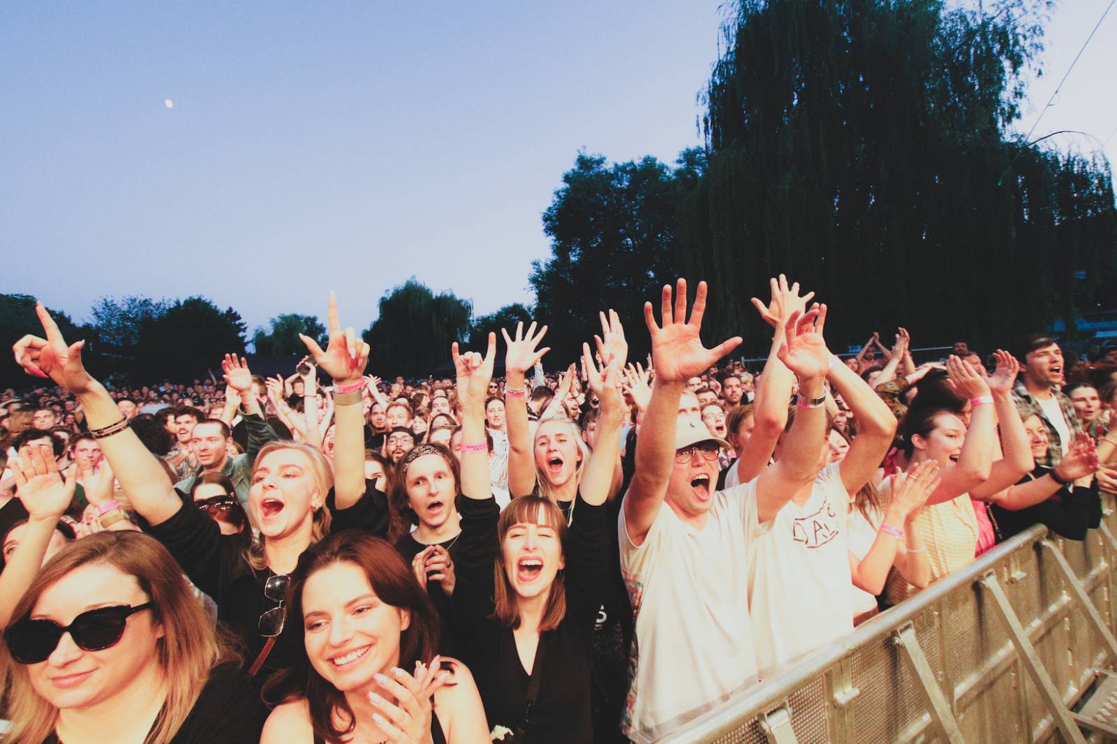 Foals vzali fanoušky na nezapomenutelnou indie jízdu, ve Žlutých lázních jim předskakovali Bert & Friends 