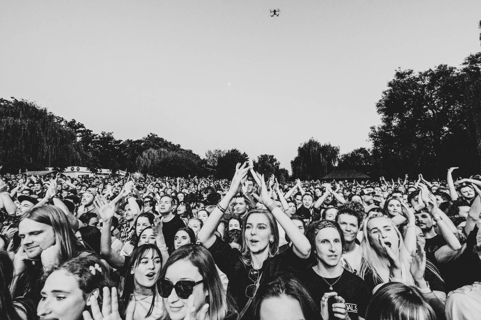 Foals vzali fanoušky na nezapomenutelnou indie jízdu, ve Žlutých lázních jim předskakovali Bert & Friends 